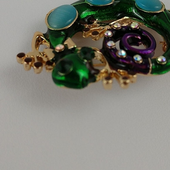 Gecko Lizard Brooch Pin Bow Tie Enamel Whimsical Fun Collectible - Picture 3 of 9